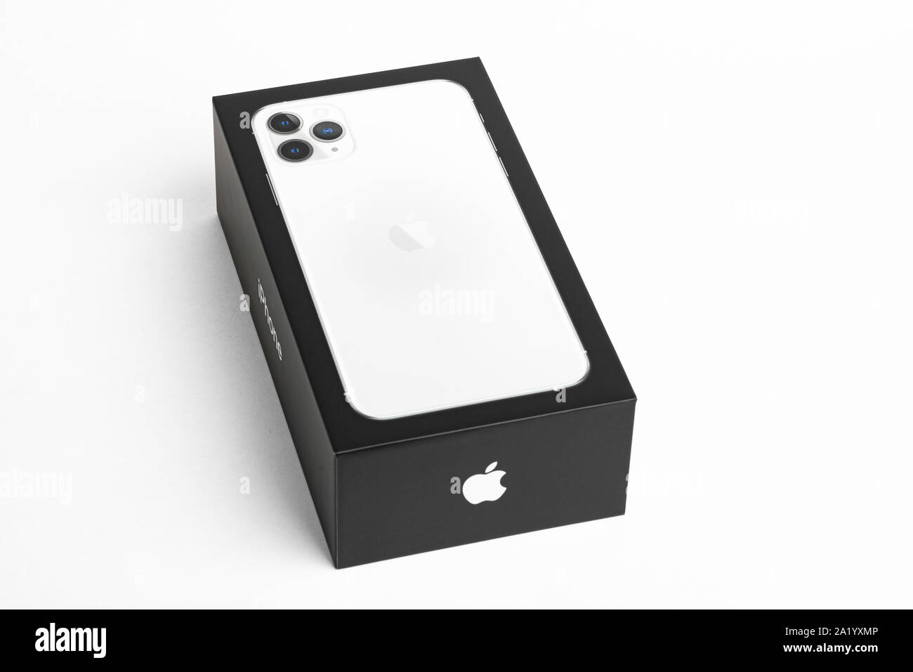 Vidalia, Georgia / STATI UNITI D'America - 27 Settembre 2019: un studio shot di Apple iPhone 11 Max Pro confezione retail box set su uno sfondo bianco. Foto Stock