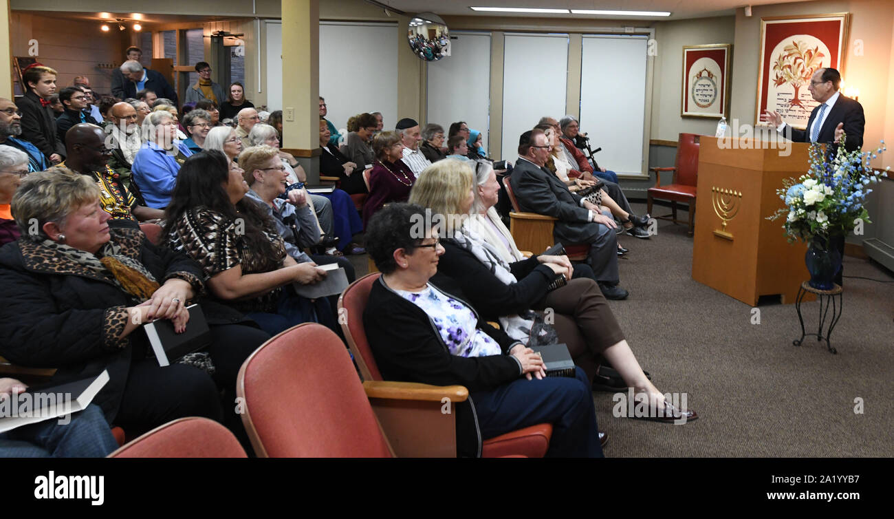 Racine, Wisconsin, Stati Uniti d'America. 29Sep, 2019. Sebbene la congregazione numeri solo poche dozzine di quasi un centinaio di persone di fedi diverse hanno partecipato il Rosh Hashanah service a Beth Israele Sinai Congregazione a Racine, Wisconsin domenica 29 settembre, 2019 che è stato considerato un servizio di guarigione da molti, venuta dopo una settimana dall'esterno della sinagoga fu rovinato da anti-semita graffiti Credito: Mark Hertzberg/ZUMA filo/Alamy Live News Foto Stock