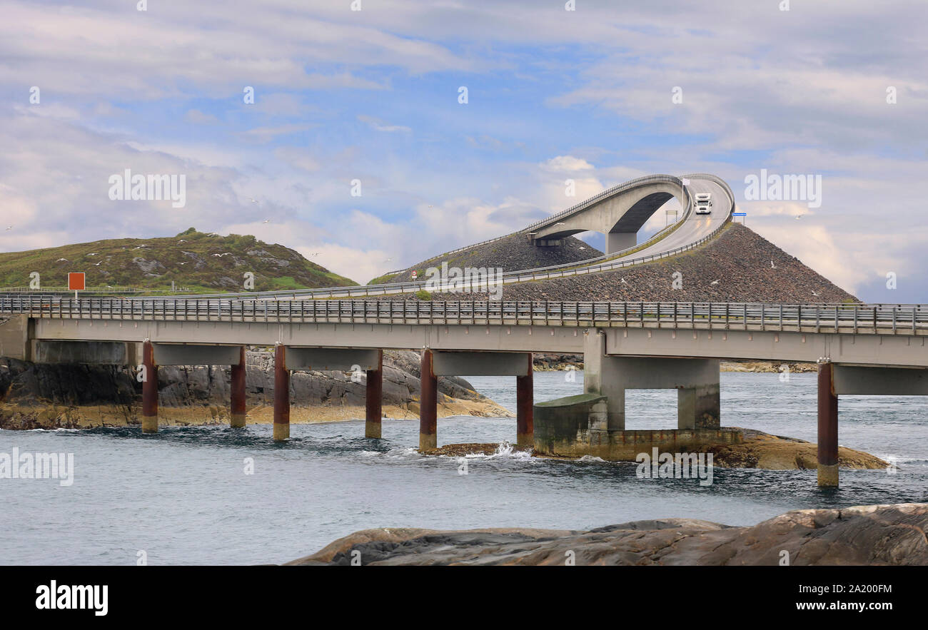 Homecar passando sul ponte Storseisundet, Atlantic Road in Norvegia Foto Stock