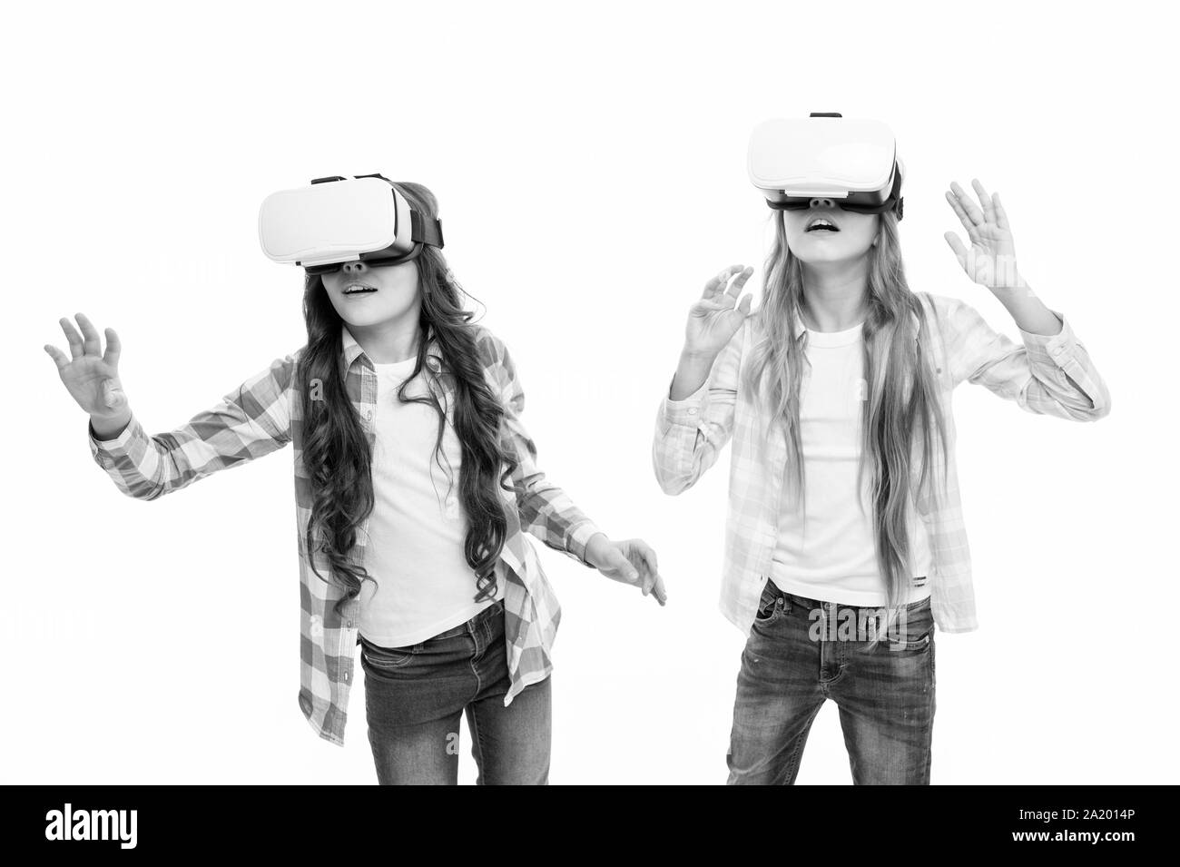 La tecnologia del futuro. Le ragazze di interagire cyber realtà. Giocare cyber game e studio. Istruzione moderna. Istruzione alternativa tecnologie. Formazione virtuale. I bambini indossare hmd esplorare virtuale o di realtà aumentata. Foto Stock