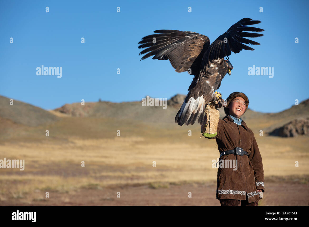 Tradizionale aquila kazaka hunter ragazza con il suo golden eagle che è utilizzato per la caccia di Fox e Pelo Coniglio. Ulgii, Mongolia occidentale. Foto Stock