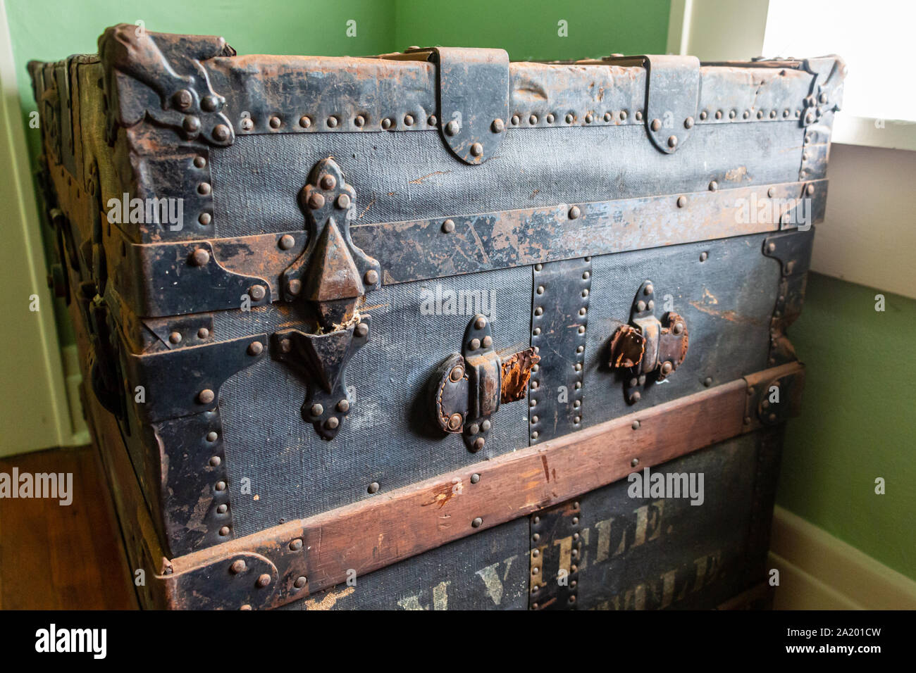 Vecchio usurato steamer trunk con cinghia rotta, laterale closeup Foto Stock
