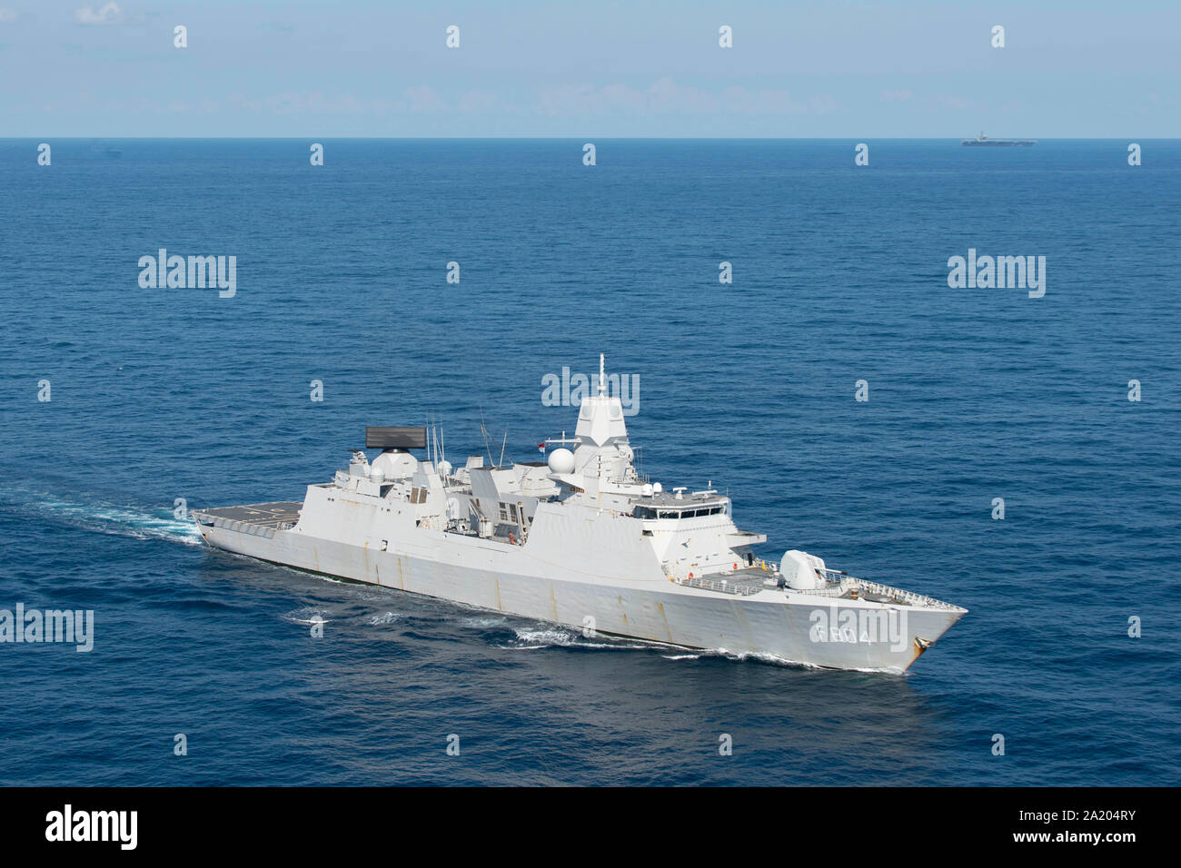 190928-N-QD512-1283 OCEANO ATLANTICO (sett. 28, 2019) La Marina reale olandese De sette Provinciën-class frigate HNLMS de Ruyter (F804) transita il oceano Atlantico durante un esercizio di foto con la portaerei USS Dwight D. Eisenhower per concludere su misura della nave la disponibilità di formazione (TSTA) e Valutazione finale problema (FEP) come parte della fase di base della flotta ottimizzato il piano di risposta. (U.S. Foto di Marina di Massa lo specialista di comunicazione di terza classe Kaleb J. Sarten) Foto Stock