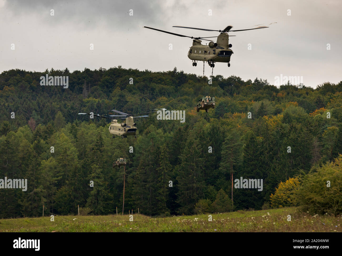 Due CH-47 elicotteri Chinook appartenenti al primo combattimento Brigata Aerea dei veicoli di trasporto come parte di un assalto dell'aria missione, durante la giunzione di Saber 19 (SJ19), in corrispondenza del giunto multinazionale Centro Readiness in Hohenfels, Germania sett. 26, 2019. SJ19 è un esercizio di quasi 5.400 partecipanti da 16 alleato e nazioni partner presso l'U.S. Dell'esercito e di Grafenwoehr Hohenfels le aree di formazione, Sett. 3 al 30 Sett. 2019. SJ19 è progettato per valutare la predisposizione dell'U.S. Dell'esercito fanteria 173rd Airborne brigata per eseguire le operazioni di terra in un giunto, combinata ambiente e favorire interoperabil Foto Stock