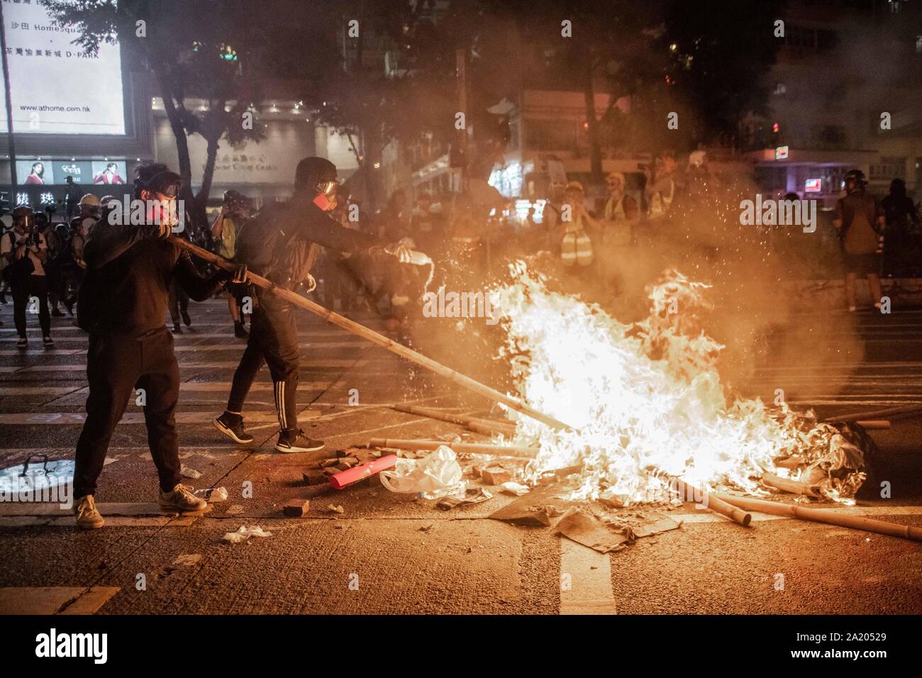 Hong Kong, Cina. 29Sep, 2019. Manifestanti hanno appiccato il fuoco sulle barricate durante la dimostrazione.manifestanti frequentare un Global Anti-Totalitarianism Marzo a Hong Kong - Dimostrazioni continuare a Hong Kong la marcatura di uno dei peggiori giorni di violenza in 4 mesi di disordini. Credito: SOPA Immagini limitata/Alamy Live News Foto Stock