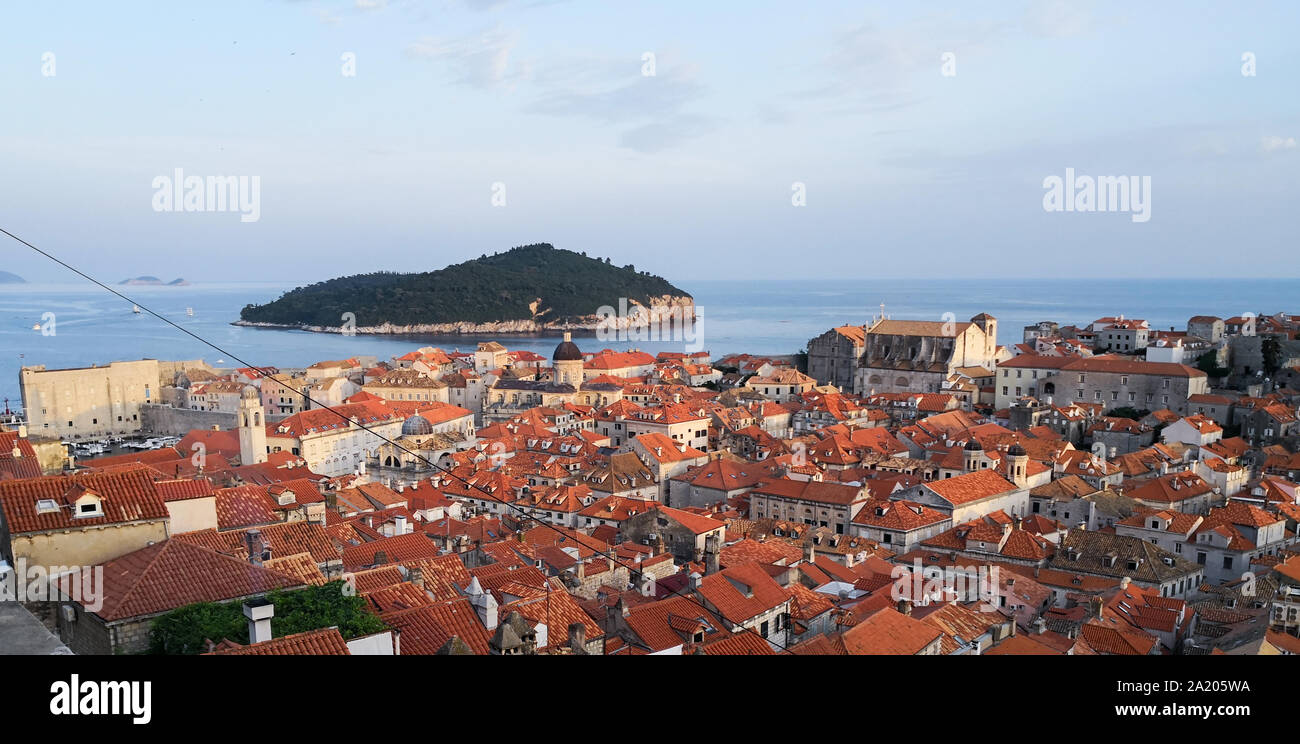 Una vista panoramica di un villaggio della costa adriatica della Croazia dalle mura di Dubrovnik Foto Stock