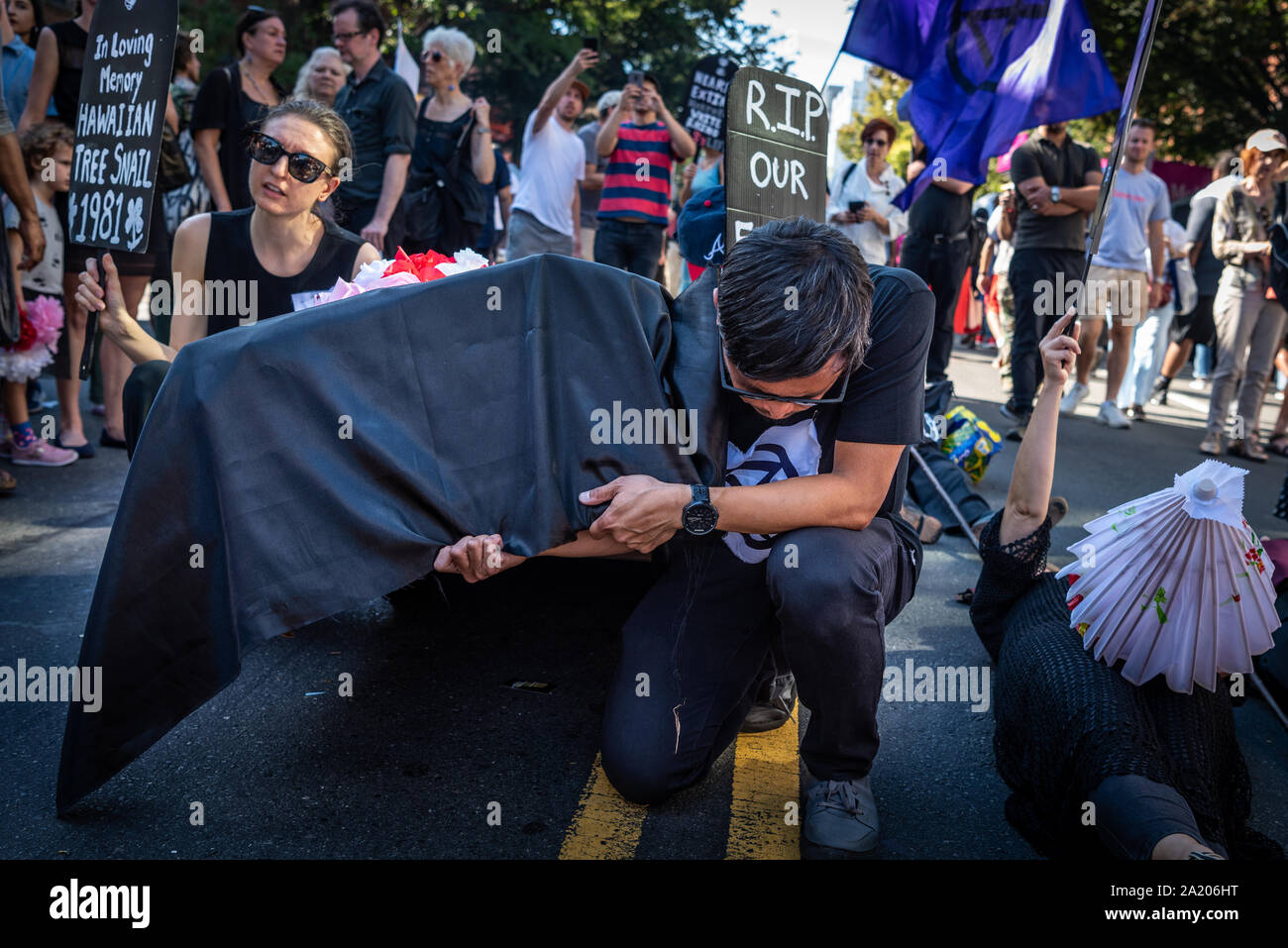 Brooklyn, Stati Uniti. 29Sep, 2019. Estinzione della ribellione Park Slope stadiazione di una matrice in fase di stile New Orleans cortei funebri con musicisti e pallbearers trasportare bare verso il basso lungo la lunghezza dell'Atlantico Antic Street Fair in Brooklyn, New York Domenica, Settembre 29, 2019. (Foto di Gabriele Holtermann-Gorden/Pacific Stampa) Credito: Pacific Press Agency/Alamy Live News Foto Stock