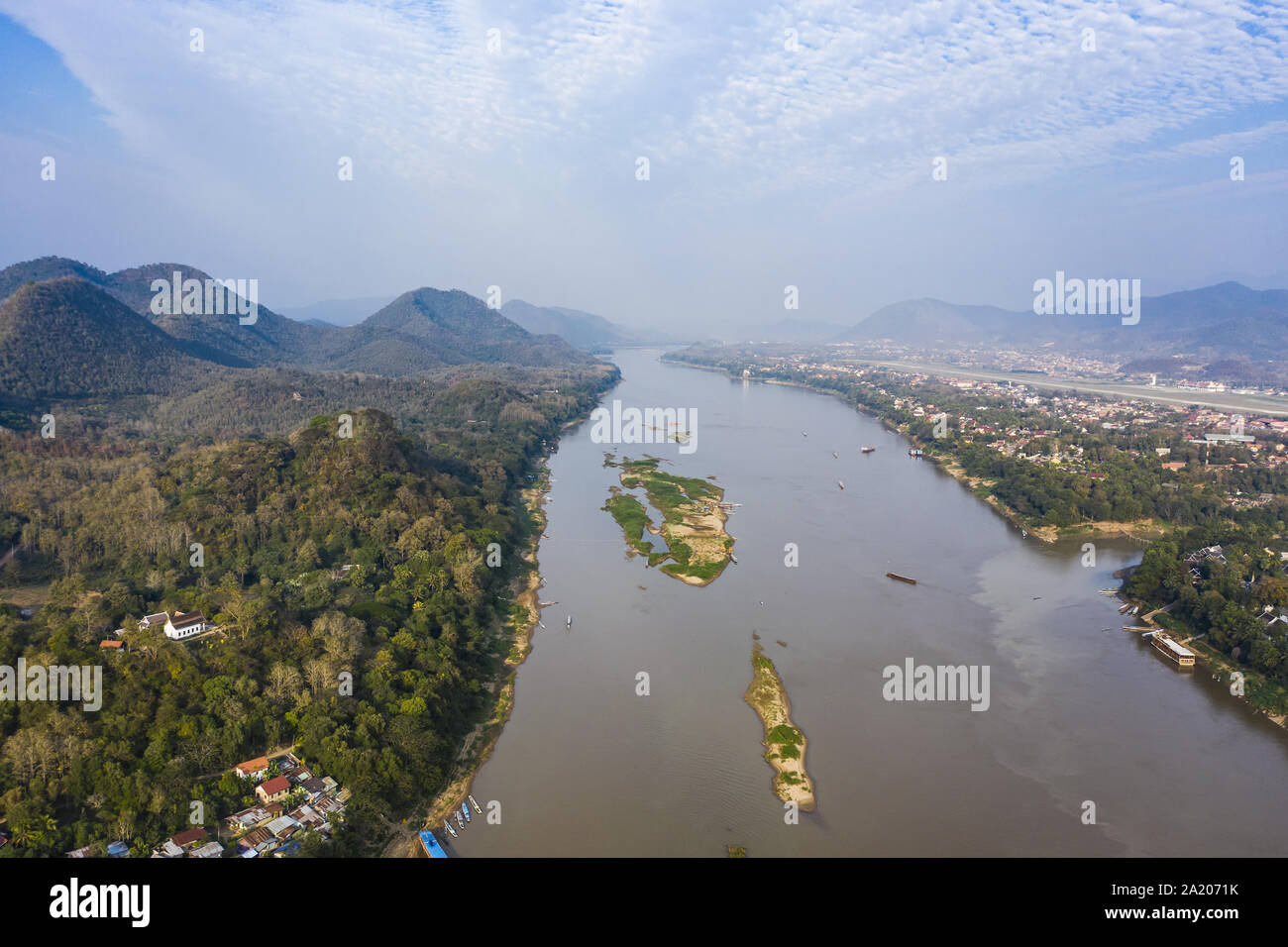 Vista da sopra, splendida vista aerea della splendida Luang Prabang città con il fiume Mekong che scorre attraverso. Foto Stock