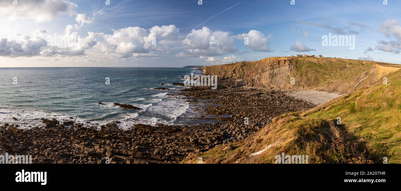 La costa atlantica della Cornovaglia in Inghilterra e in Widemouth Bay Foto Stock