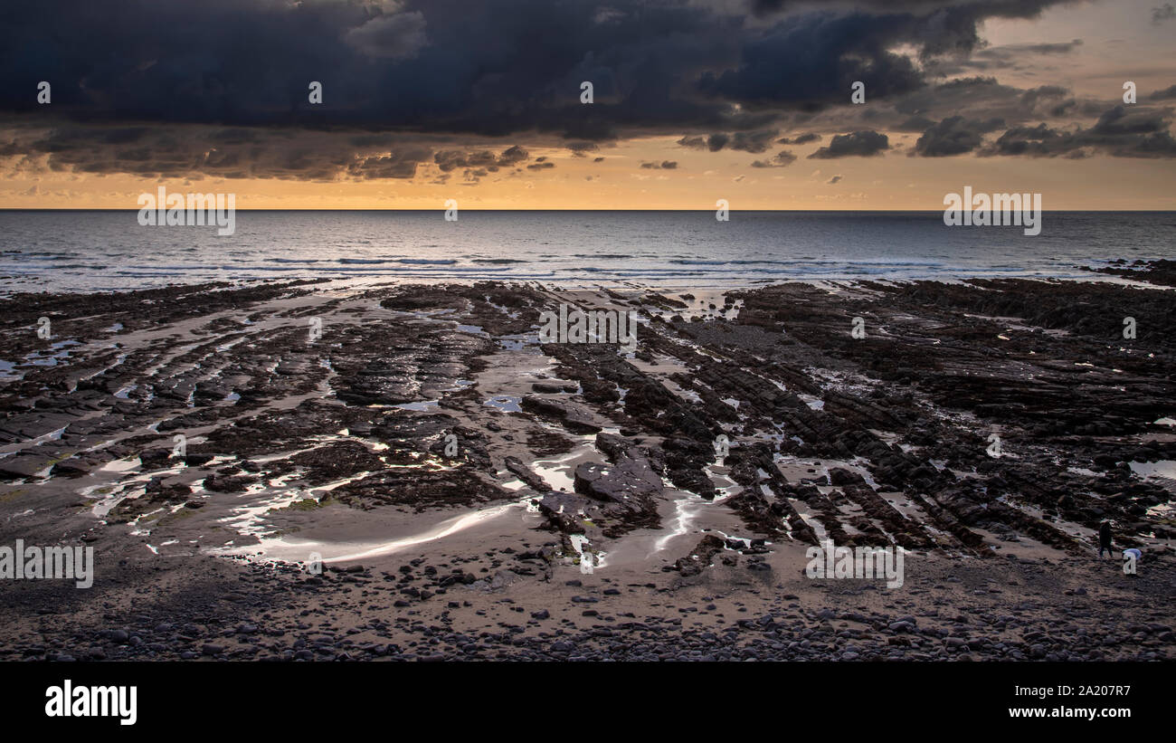 Le formazioni rocciose sulla spiaggia di Widemouth Bay, Cornwall, Inghilterra Foto Stock