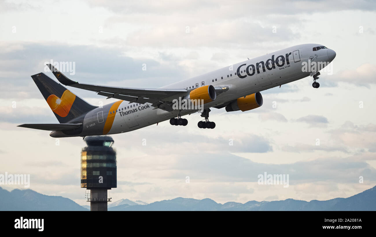 Richmond, British Columbia, Canada. 29Sep, 2019. Un Condor Flugdienst Boeing 767-300ER (D-ABUD) wide-body aereo jet decolla dall'Aeroporto Internazionale di Vancouver Domenica, Settembre 29, 2019. Credito: Bayne Stanley/ZUMA filo/Alamy Live News Foto Stock