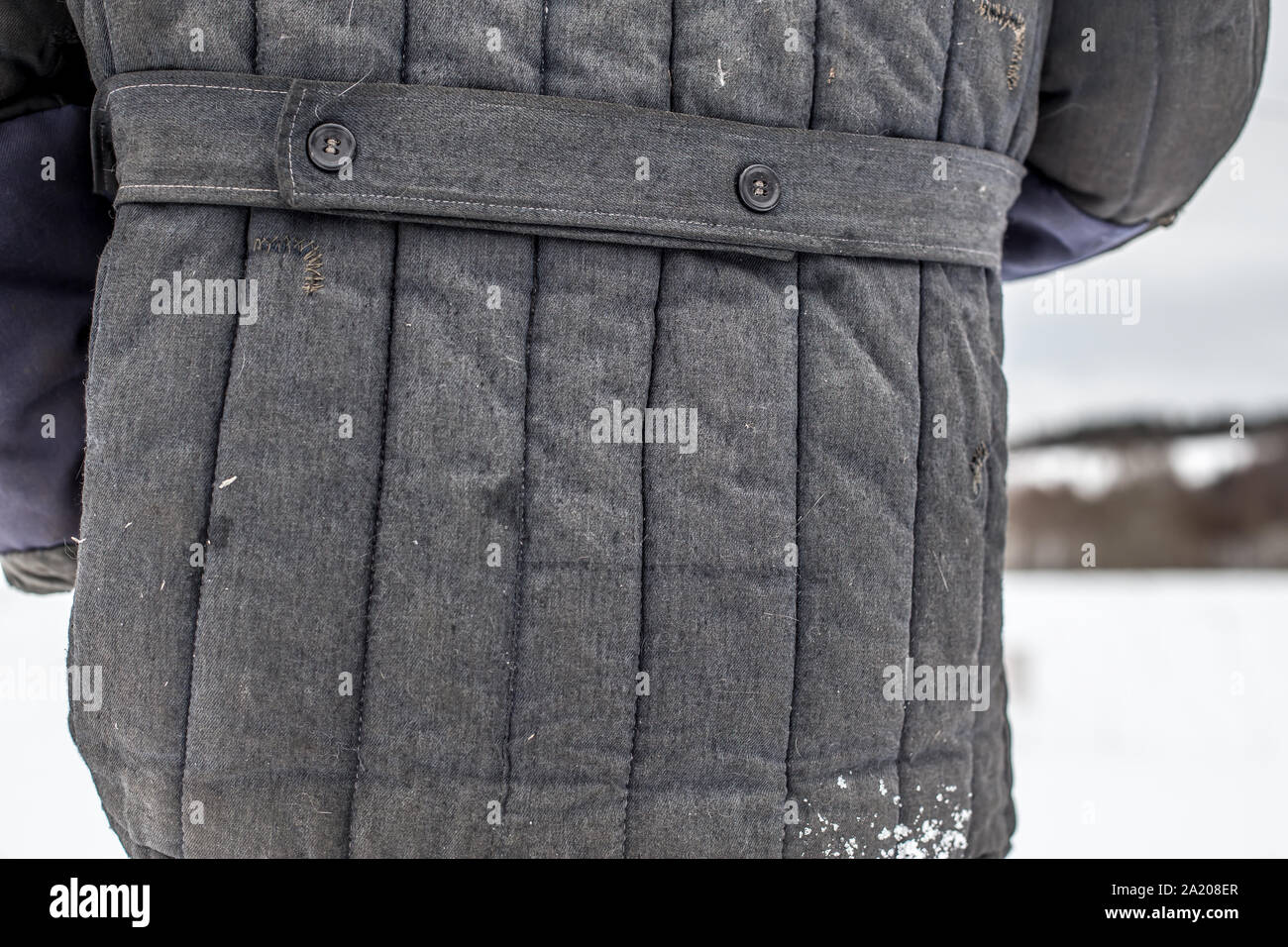 L'uomo vestito di squallido vecchio indossato indumenti da lavoro con patch Foto Stock