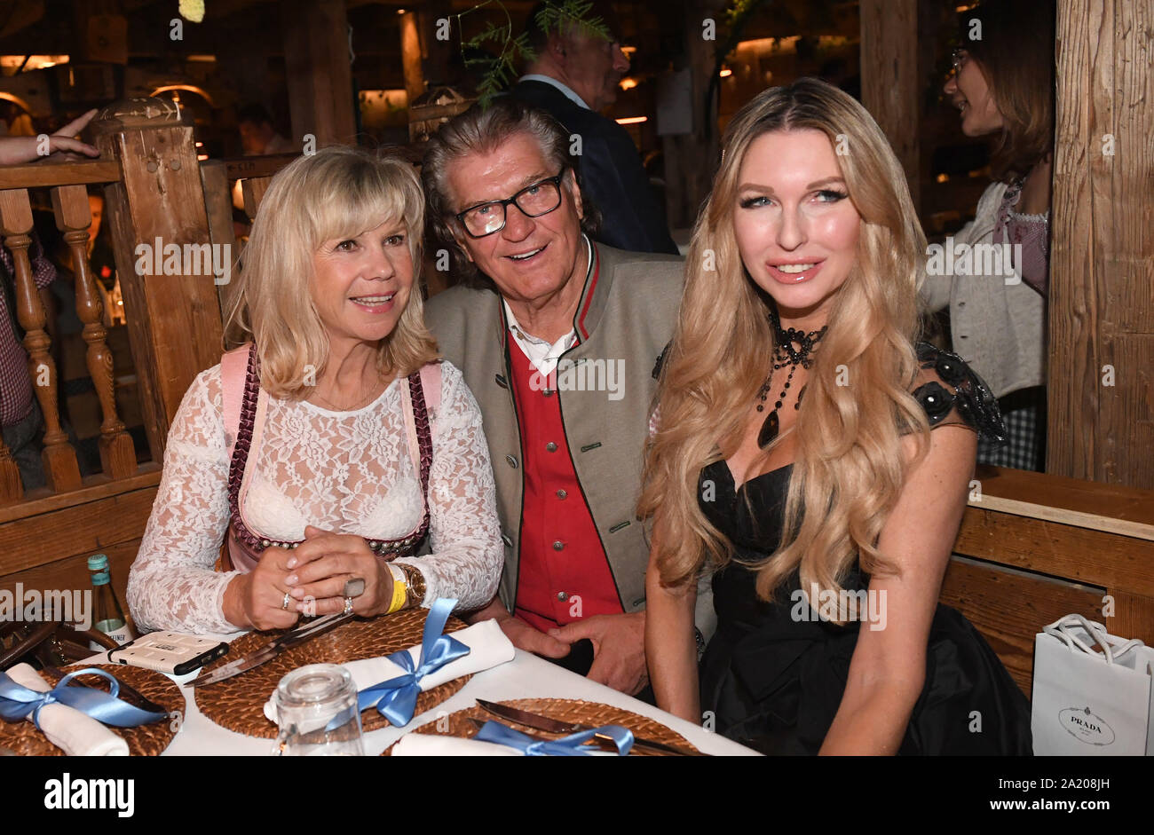 Monaco di Baviera, Germania. 29Sep, 2019. La musica folk duo Marianne e Michael Hartl (l-r) celebrare con il presentatore Sabine Piller nelle Käfer tenda sul Wiesn. Il più grande festival folk del mondo dura fino al 6 ottobre. Credito: Felix Hörhager/dpa/Alamy Live News Foto Stock