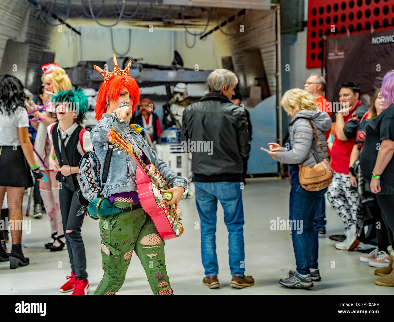 Un adolescente di sesso femminile vestito come anime giapponese carattere  con una chitarra al Nor-Con annuale e di film del libro di fumetti di  convenzione in Norwich Foto stock - Alamy