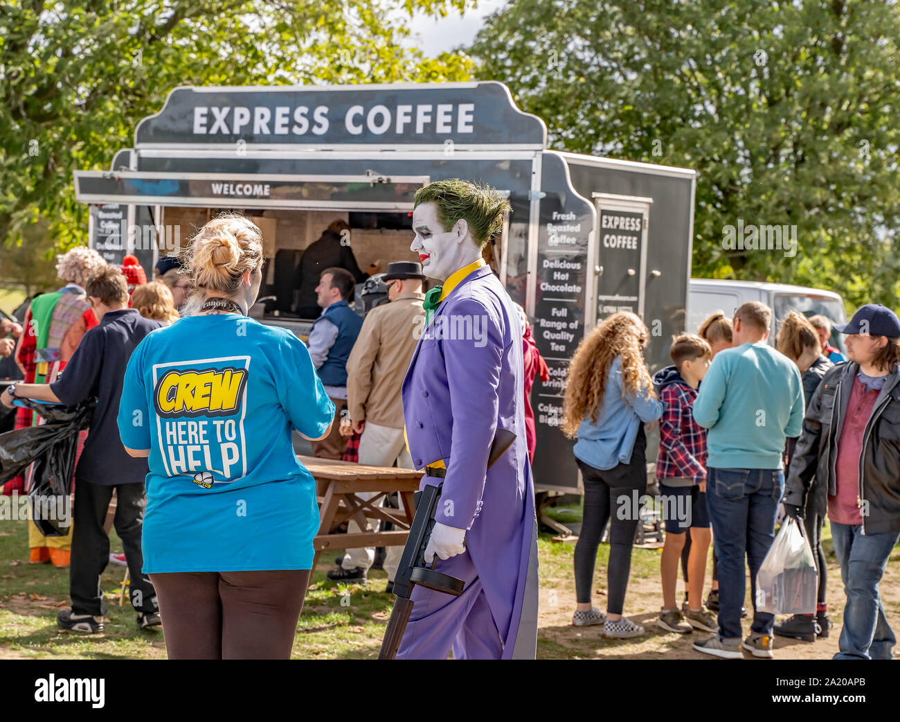 Un maschio vestito come il burlone di Batman comic books parlando ad un organizzatore di eventi presso il Nor-Con annuale e di film del libro di fumetti di convenzione Foto Stock