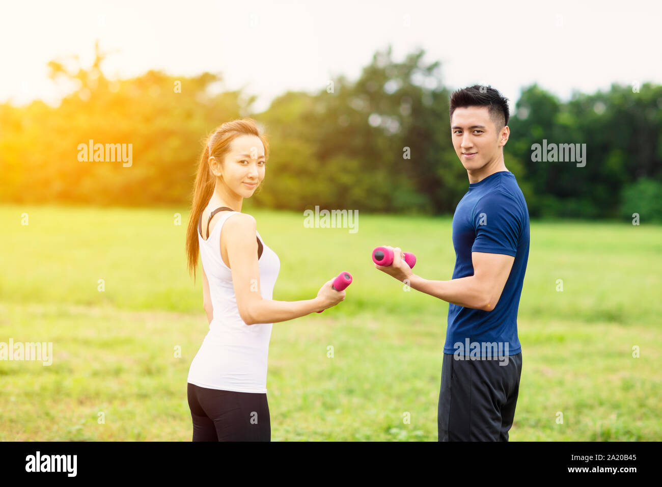 Asian coppia giovane formazione con manubri Foto Stock