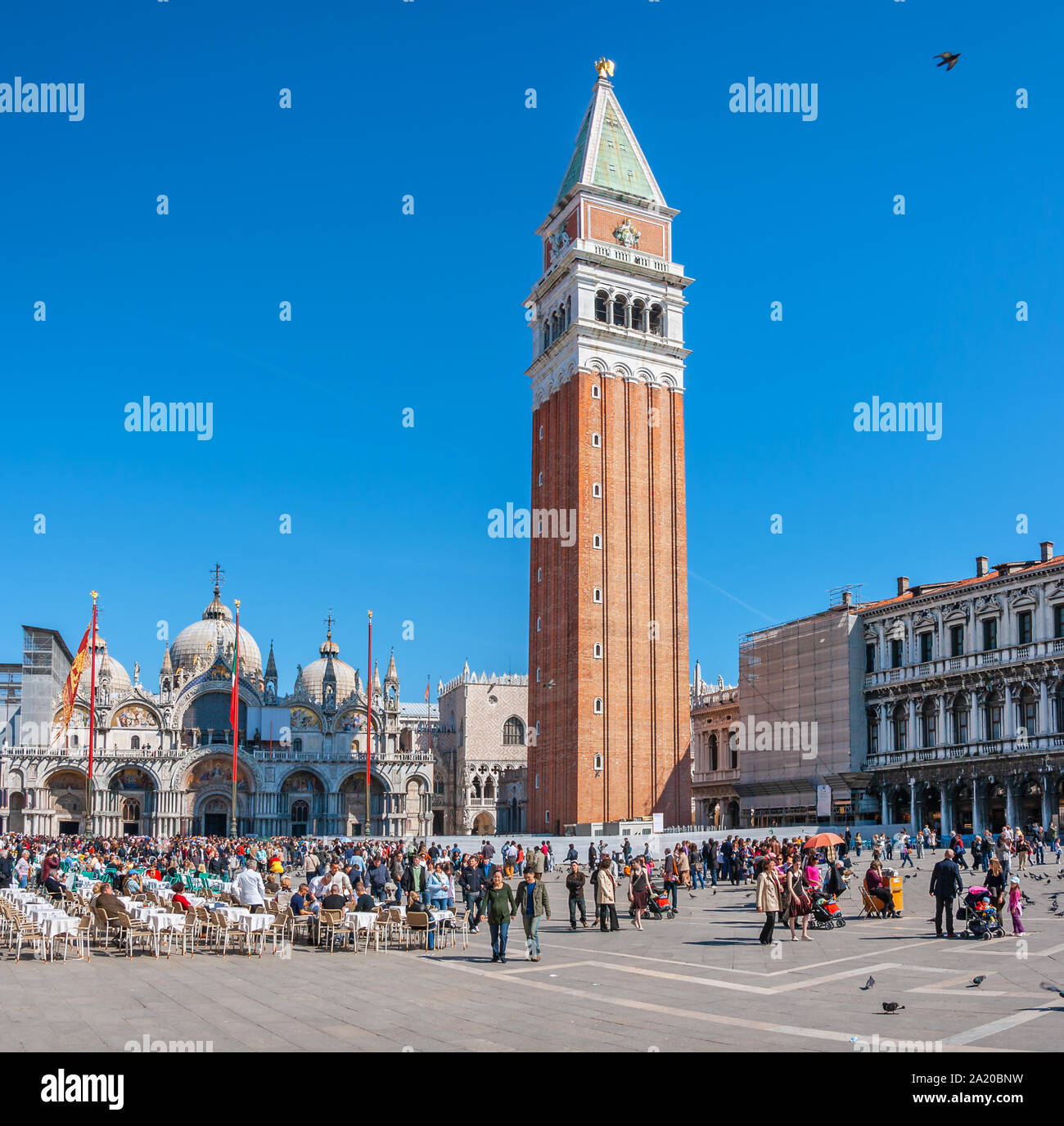 Turisti in Piazza San Marco (St. Marco) vicino Basilica e la torre campanaria. Venezia. Italia Foto Stock