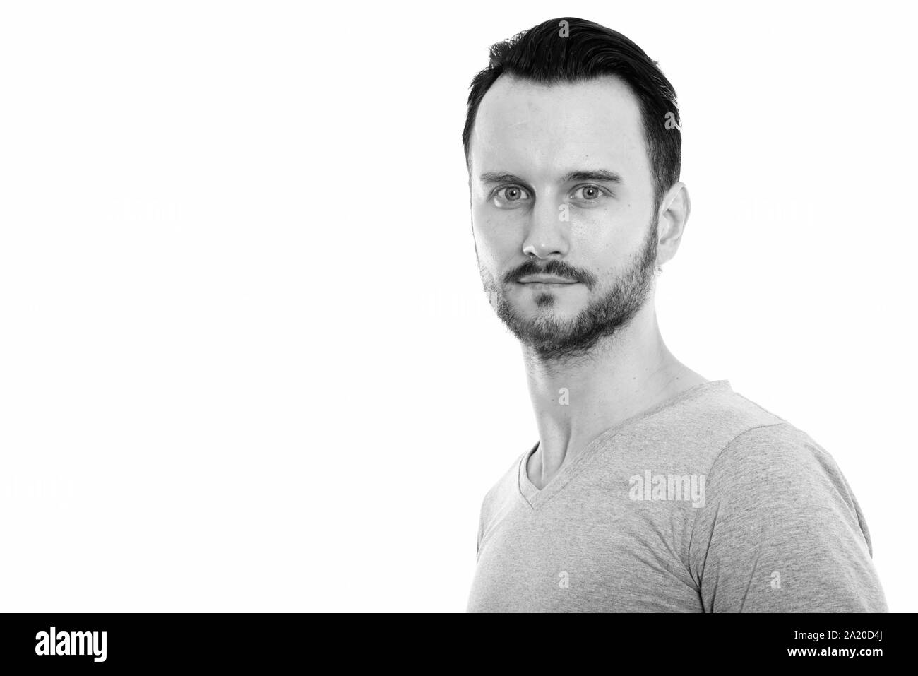 Studio Ritratto di giovane uomo bello girato in bianco e nero Foto Stock