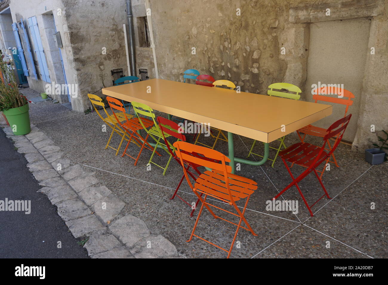 Colorate sedie e tavolo di un cafe' all'aperto in un piccolo villaggio francese Foto Stock