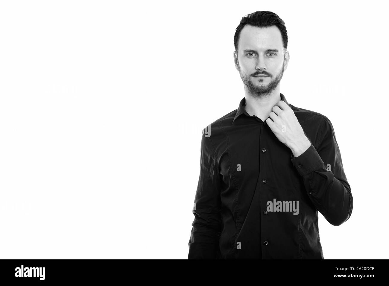 Studio shot del giovane uomo aprendo il suo collare Foto Stock