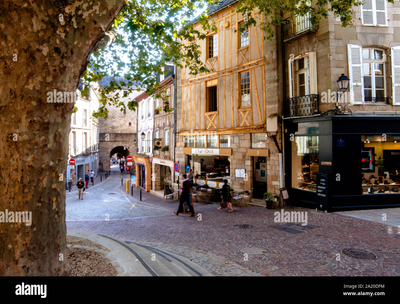 Una piazza nel centro della città di Vannes Morbihan Bretagna Francia. Non vi è un albero e vecchie case medievali fatti di argilla e di legno. Foto Stock