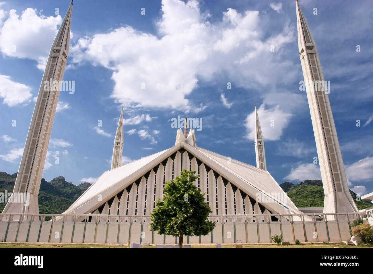 La parte anteriore della moschea Faisal Foto Stock