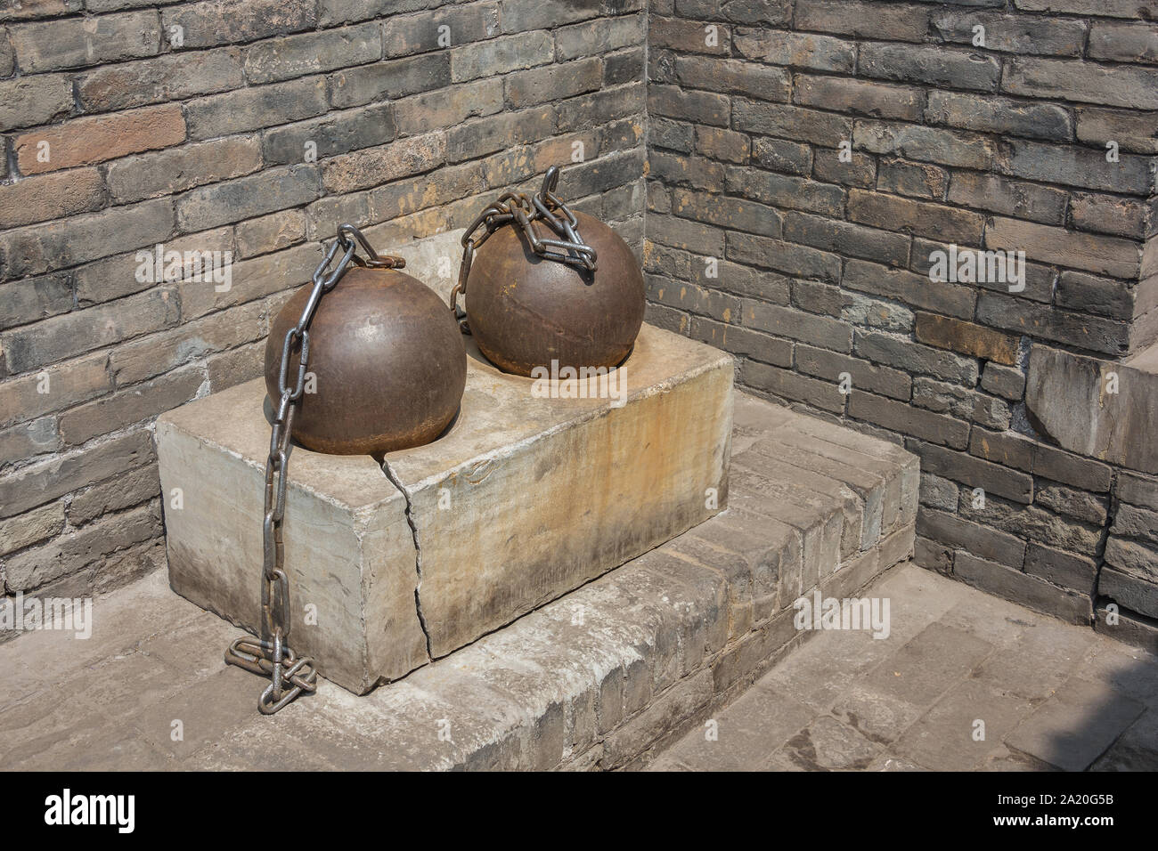 Sfere di ferro per trattenere i prigionieri nella contea di governo Museo in Pingyao Foto Stock