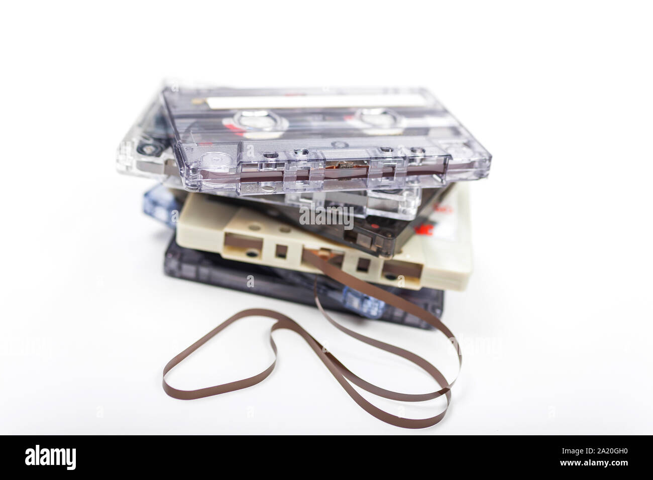 Pila di compact audio cassette su sfondo bianco Foto Stock