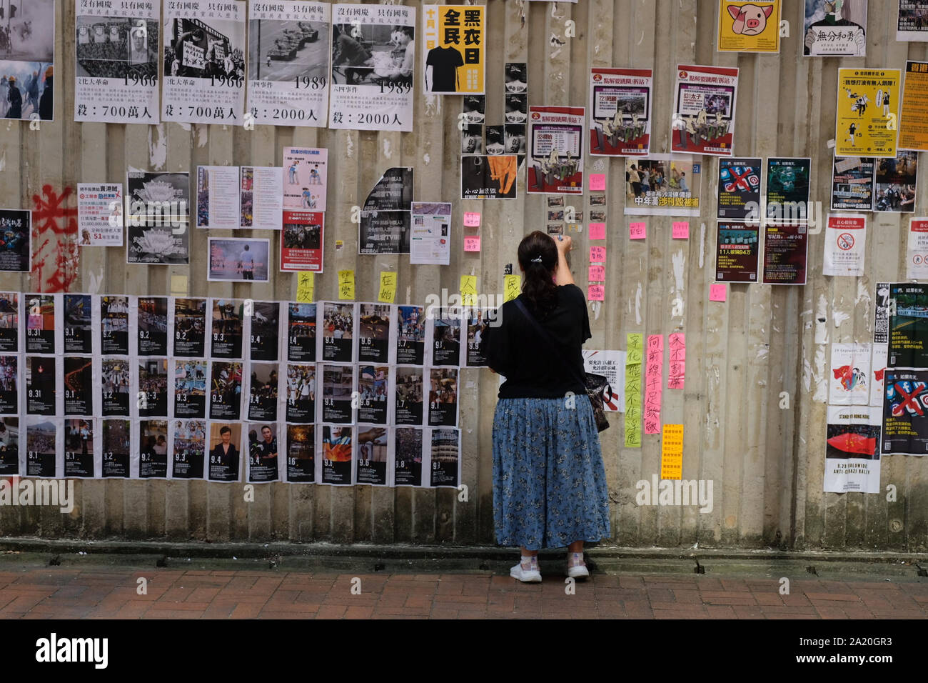 Poster e i messaggi che coprono le pareti e pavimenti in Kowloon, Hong Kong, dove le autorità hanno respinto un appello per una grande pro-democrazia marzo sulla Cina della Giornata Nazionale vacanza, dopo due giorni interi di violenti scontri tra manifestanti e forze di polizia. Foto Stock