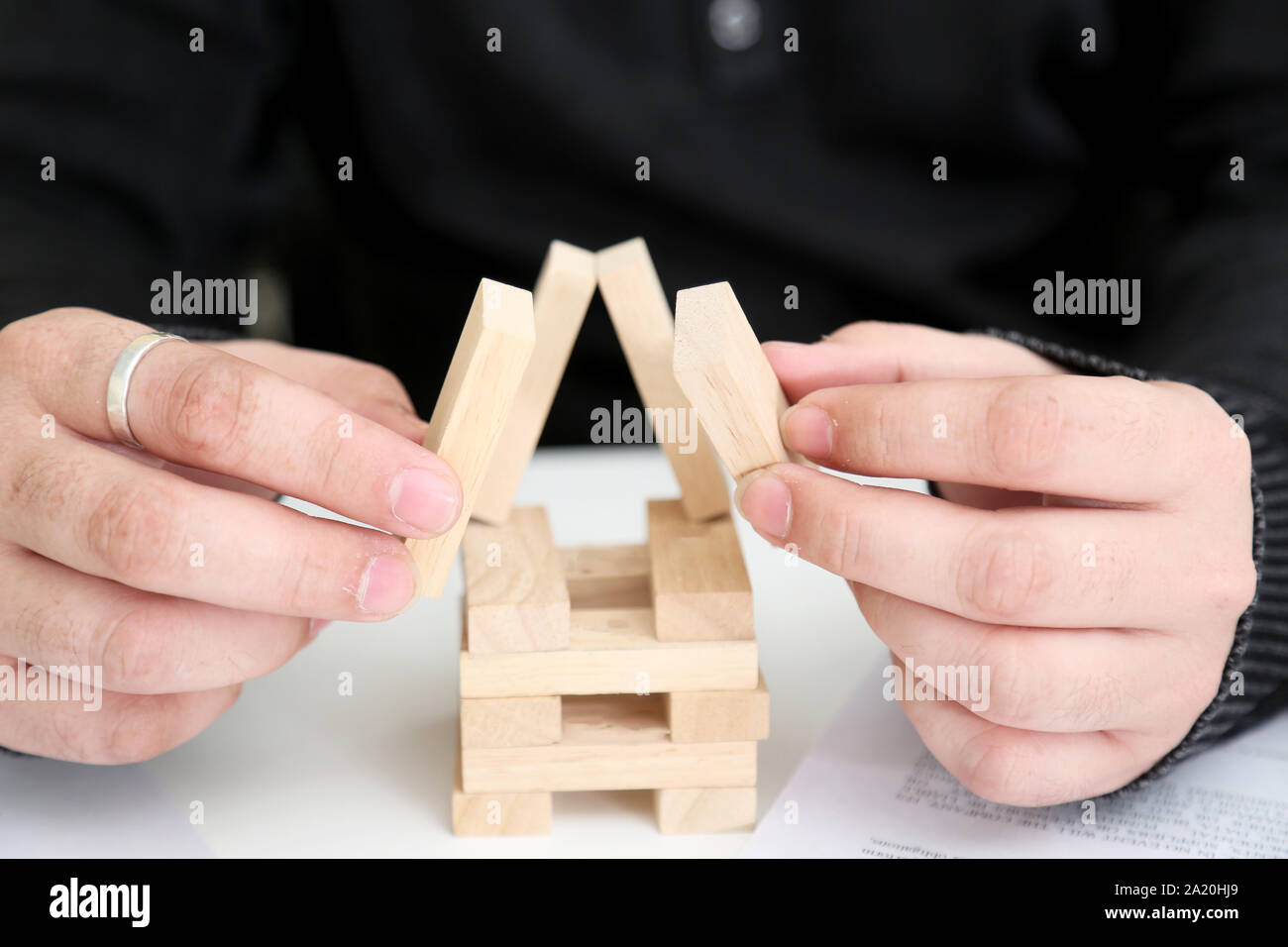 Immagine dell'uomo gioca. isolato su sfondo bianco. Foto Stock