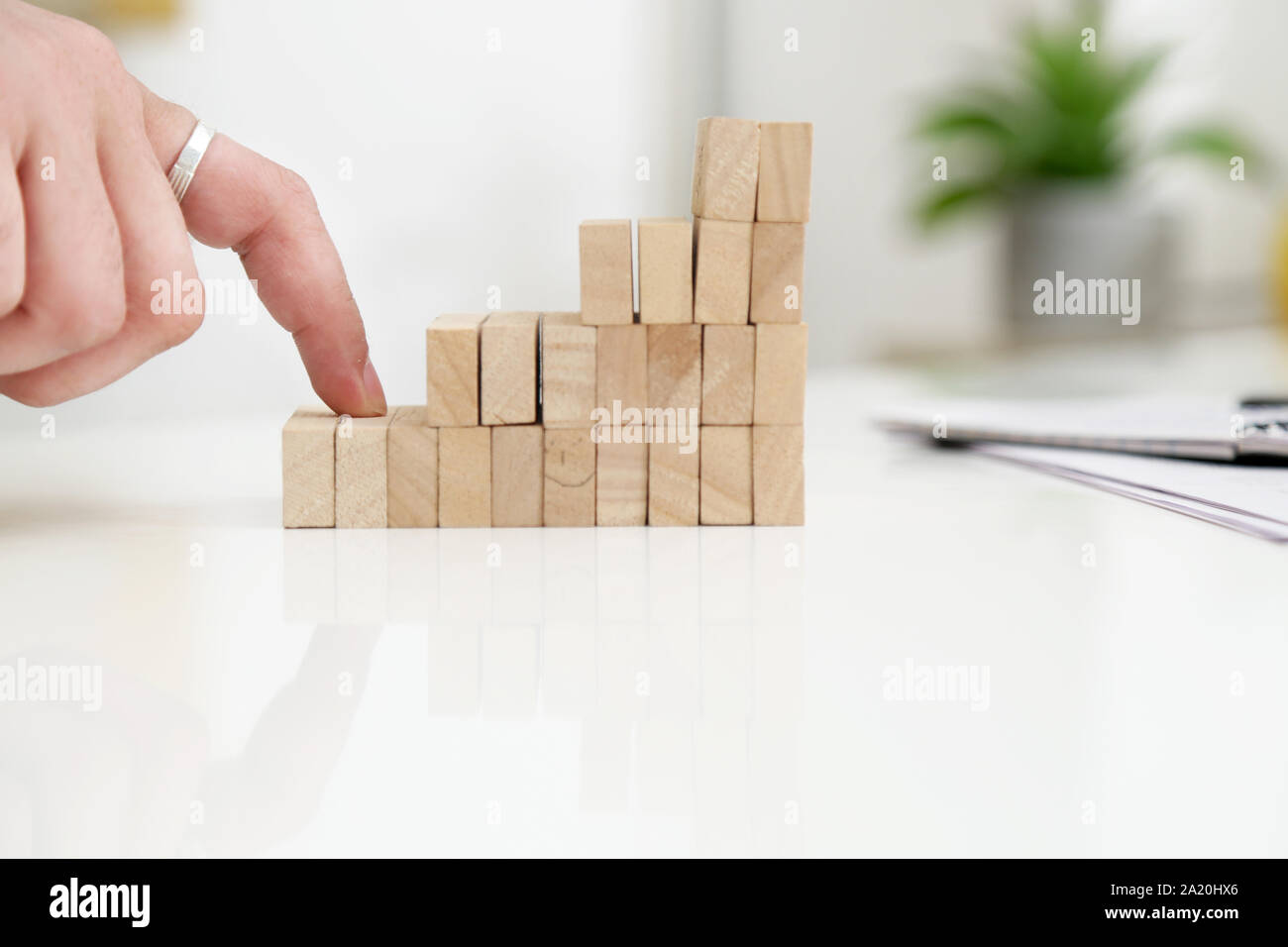 Immagine dell'uomo gioca. isolato su sfondo bianco. Foto Stock