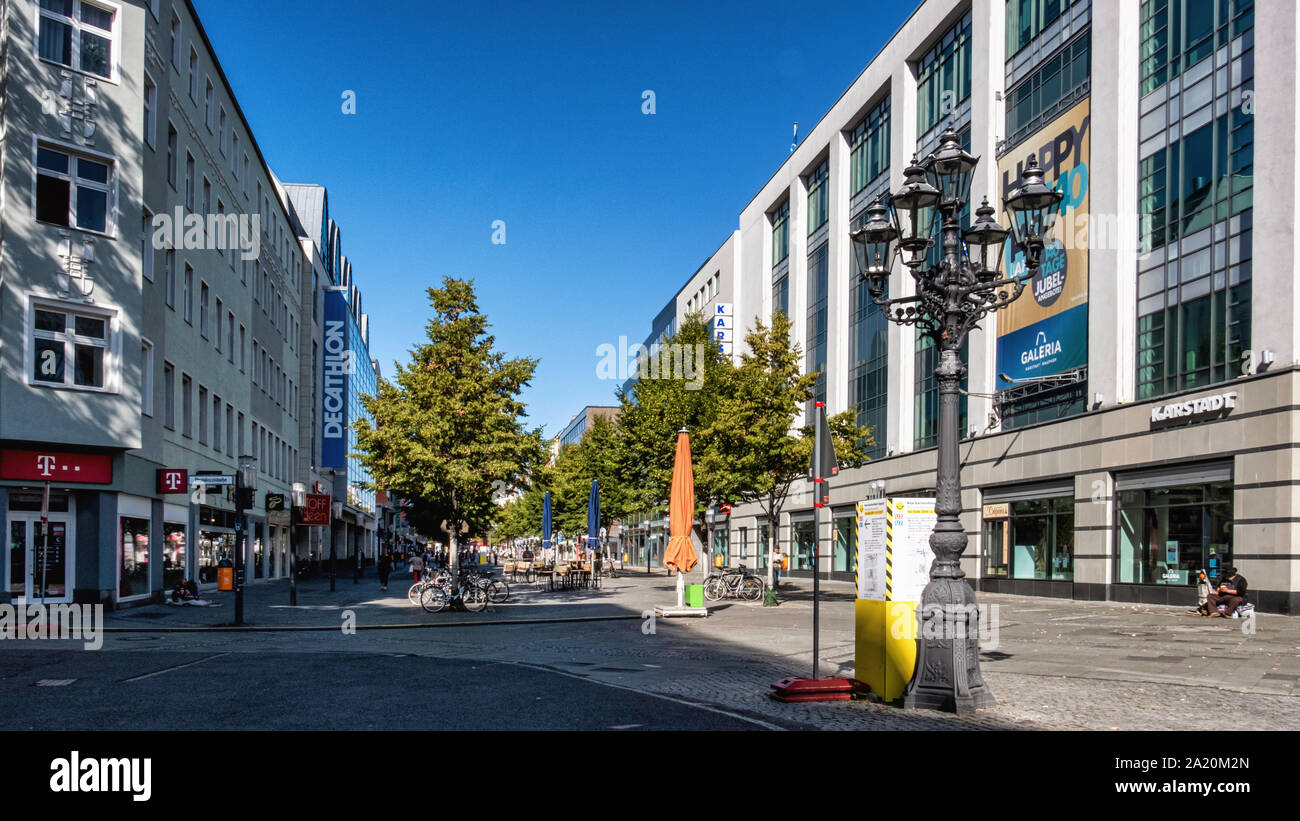 Vista della strada pedonale dello shopping foderato con negozi & Negozi - Wilmersdorfer Strasse, Charlottenburg, Berlino Foto Stock