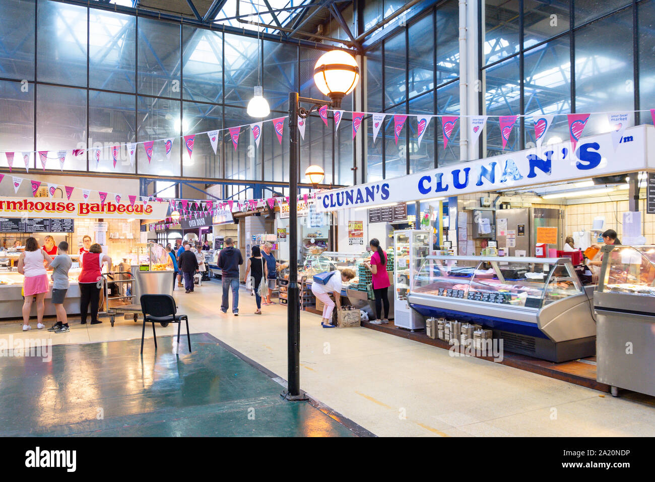 Chioschi in Wigan Market Hall, Mesnes Street, Wigan, Greater Manchester, Inghilterra, Regno Unito Foto Stock
