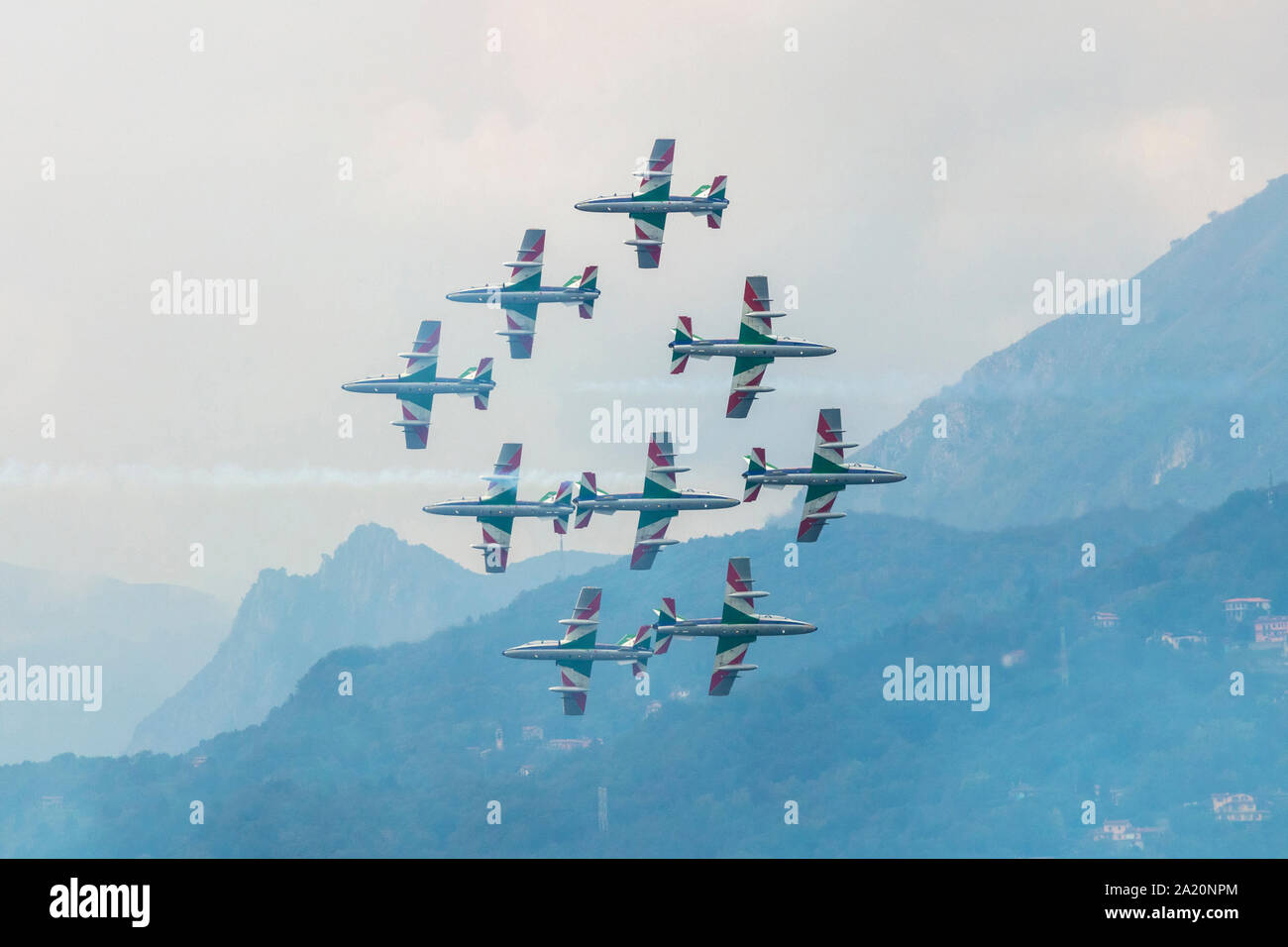 Varenna, Italia - 29 settembre 2019:l'acrobatico 'TRICOLORE FRECCE' team dell'aeronautica militare italiana esegue sopra il lago di Lecco durante un airsh Foto Stock