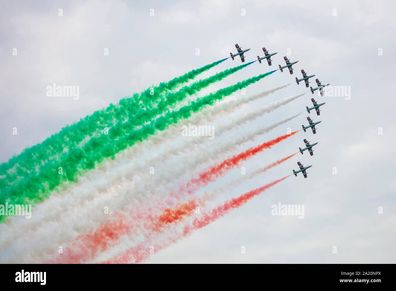 Varenna, Italia - 29 settembre 2019:l'acrobatico 'TRICOLORE FRECCE' team dell'aeronautica militare italiana esegue sopra il lago di Lecco durante un airsh Foto Stock