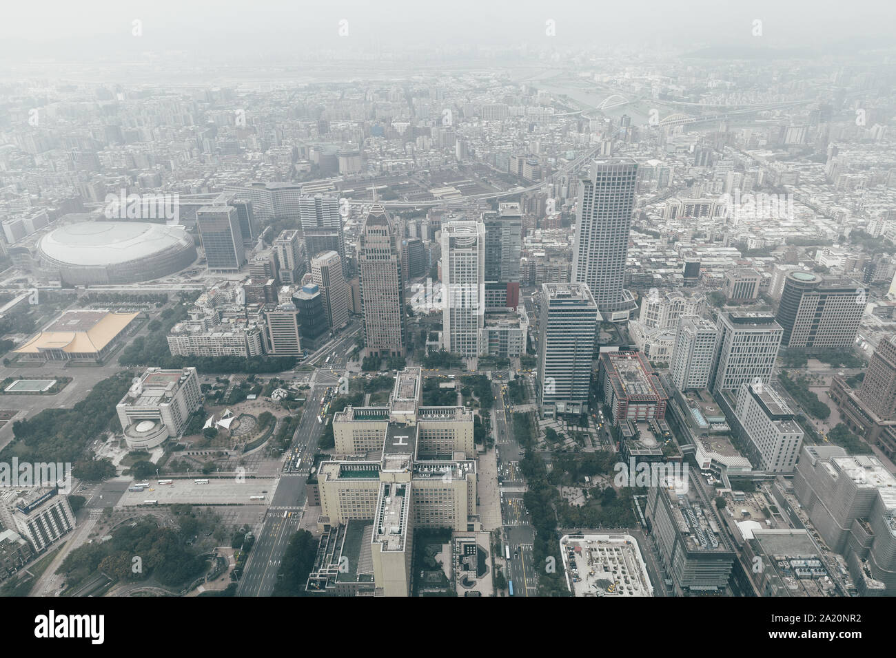 Taipei, Taiwan - 11 Novembre 2018: Veduta aerea della città di Taipei coperti da haze a Novembre 11, 2018 in Taipei, Taiwan Foto Stock