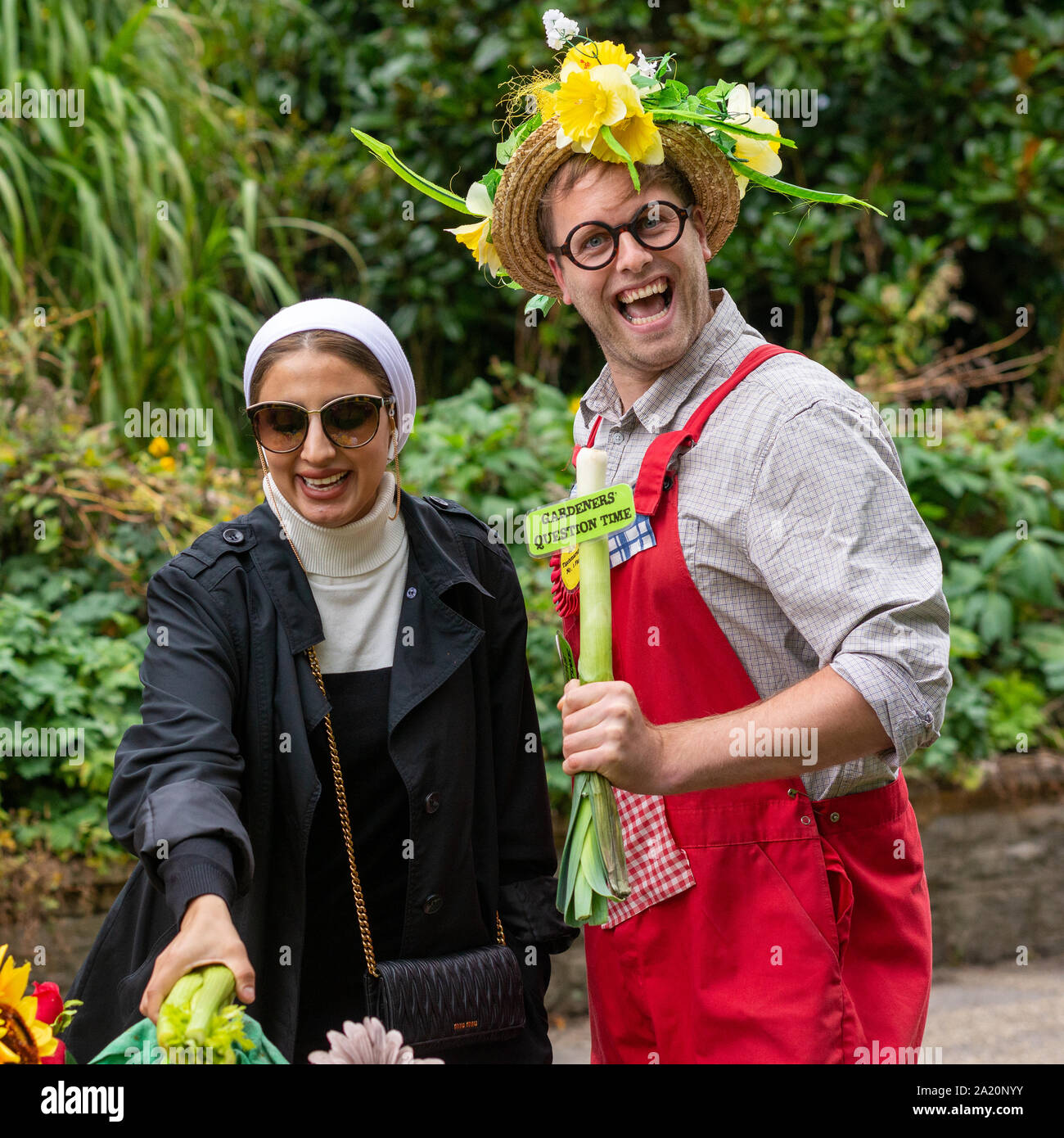 Commedia Aborigeno di agire i giardinieri del Tempo delle interrogazioni in corrispondenza delle arti dal mare festival, Bournemouth Dorset, Regno Unito, settembre 2019. Foto Stock