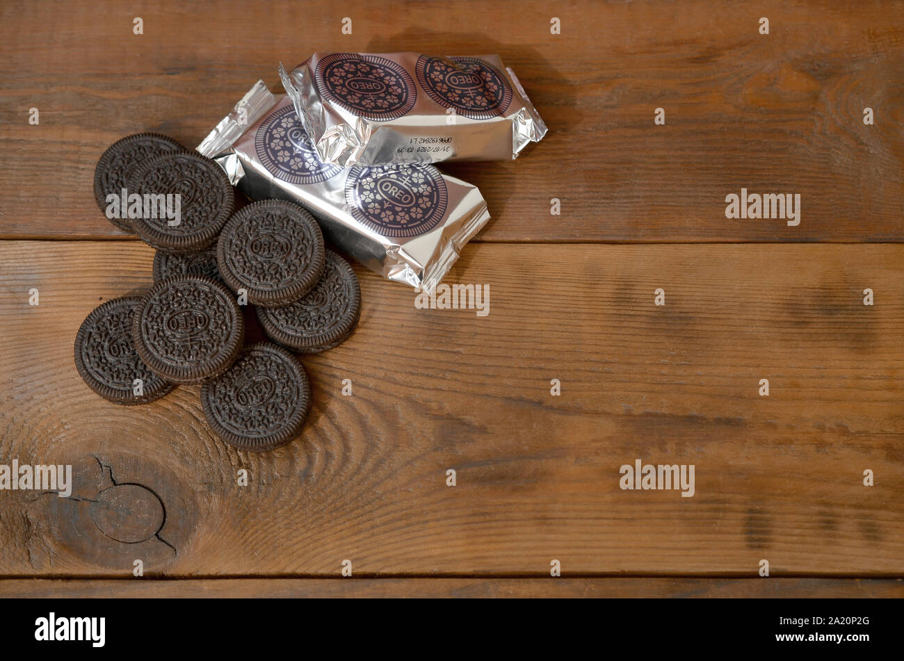 KHARKOV, Ucraina - 8 Settembre 2019: OREO sandwich biscotti crema mini pack e i cookie sul legno scuro dello sfondo. Oreo è un cookie a sandwich con un Foto Stock