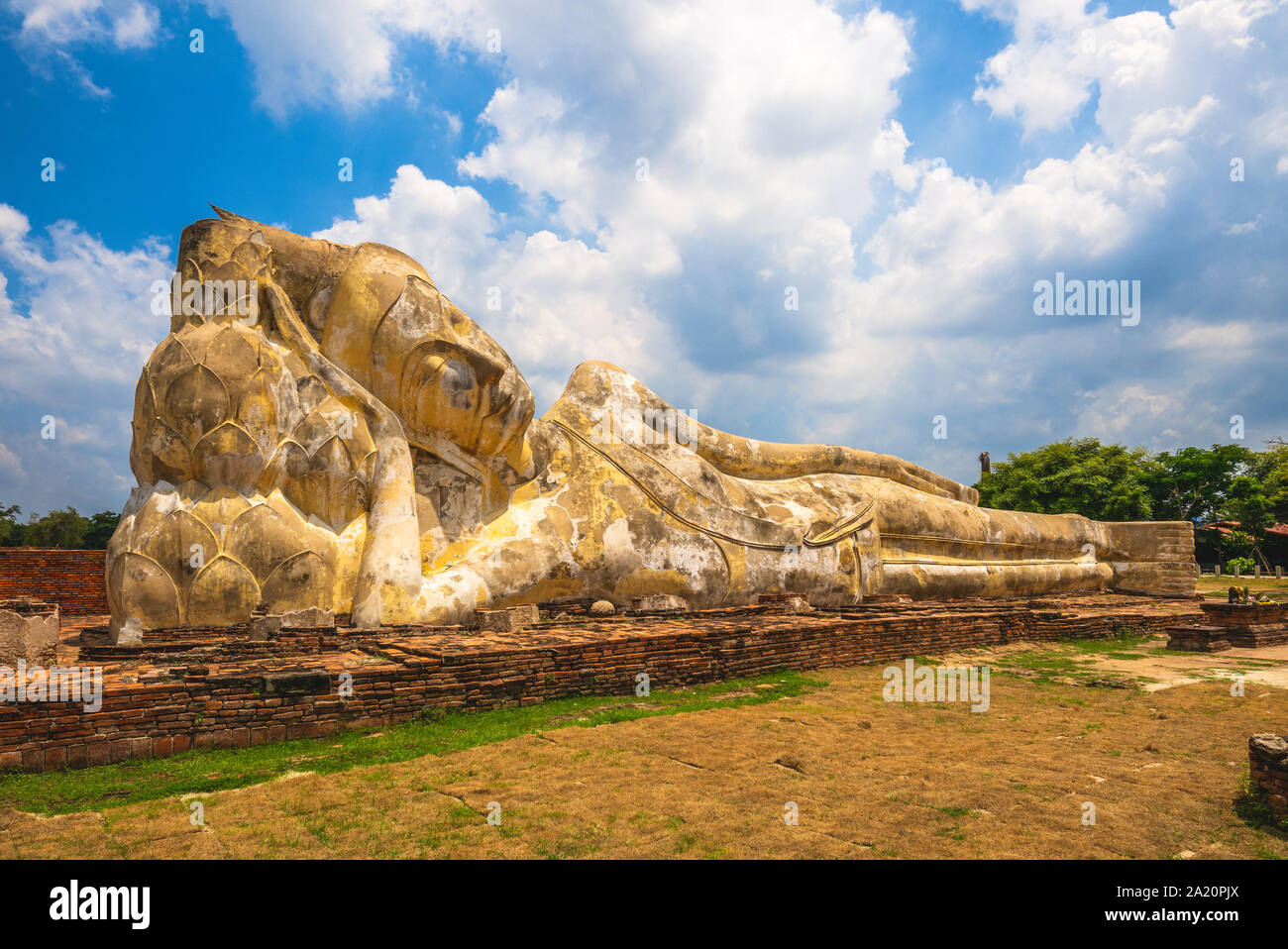 Phra mezzogiorno (Buddha reclinato) al Wat Lokayasutharam, Ayutthaya, Thailandia Foto Stock