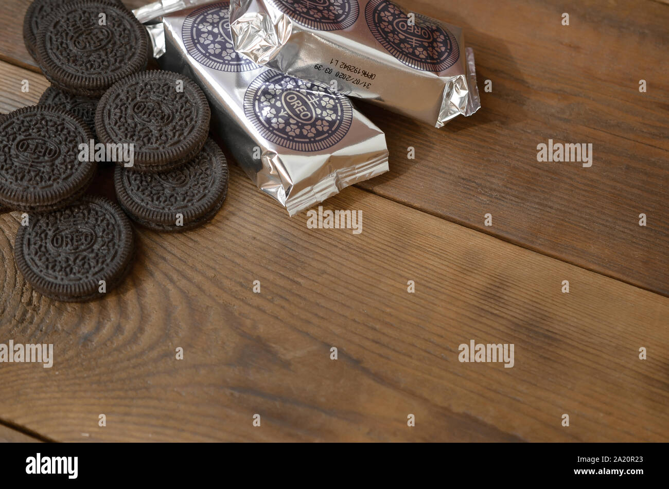 KHARKOV, Ucraina - 8 Settembre 2019: OREO sandwich biscotti crema mini pack e i cookie sul legno scuro dello sfondo. Oreo è un cookie a sandwich con un Foto Stock