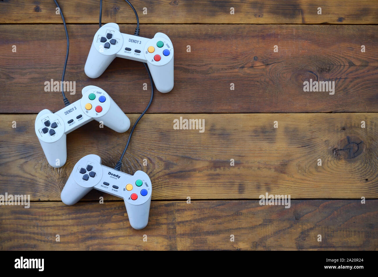 KHARKOV, Ucraina - 18 settembre 2019: Dendy console per video game controller classico su di un tavolo di legno. Uno dei più classici di console di gioco Foto Stock