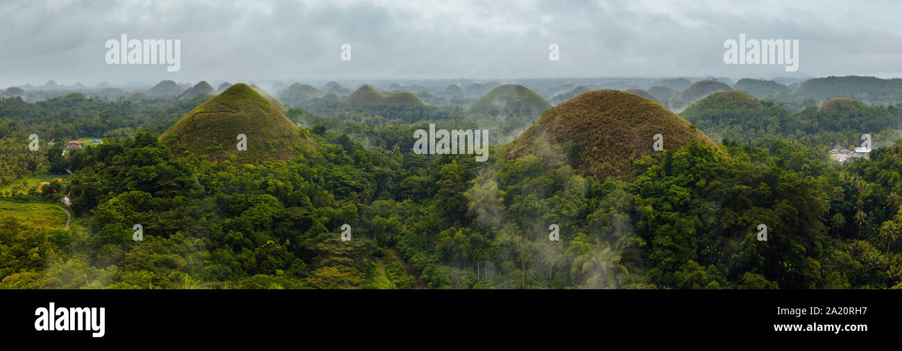 La vista panoramica delle colline di cioccolato in condizioni di tempo piovoso, Bohol, Filippine Foto Stock