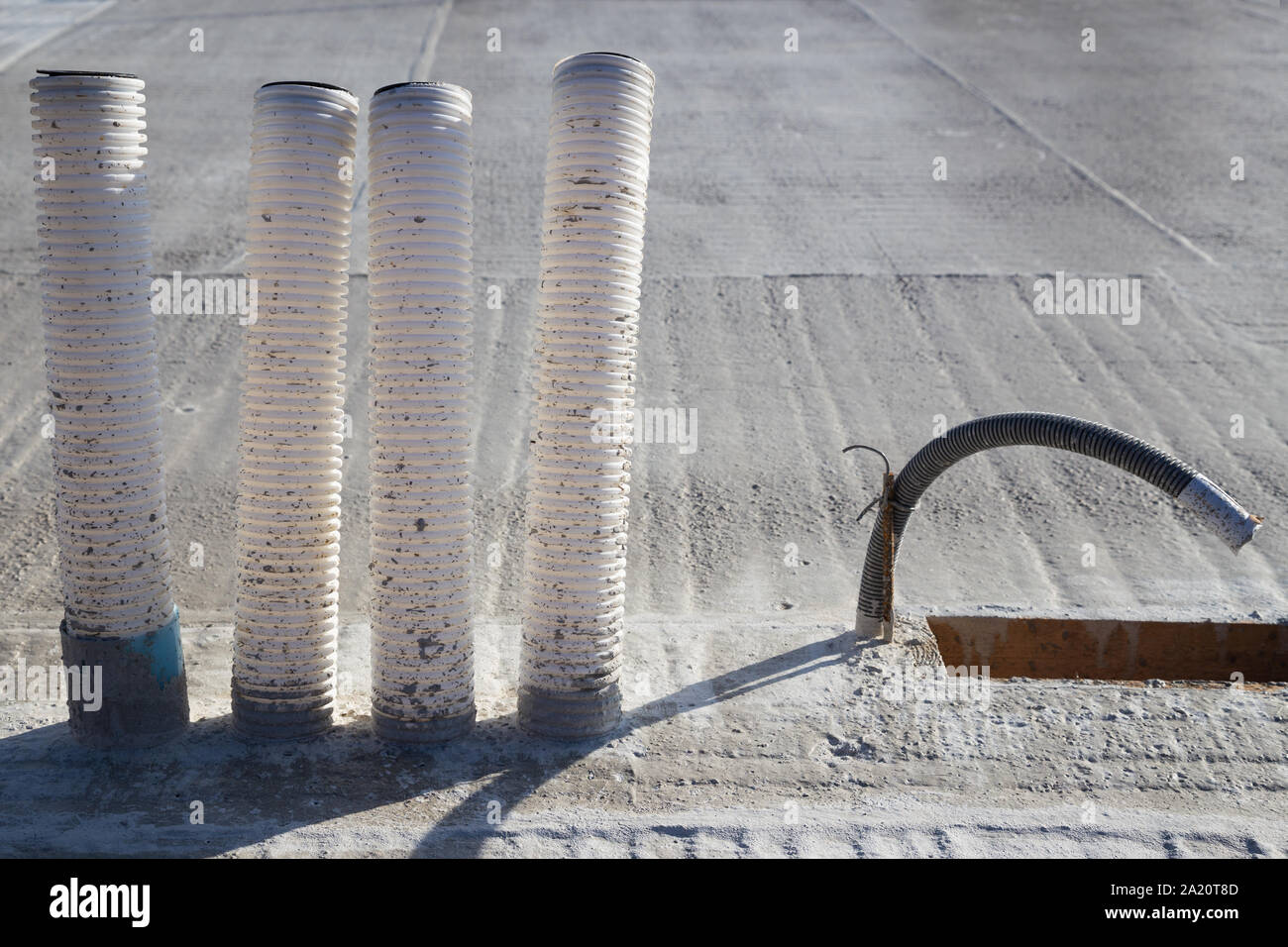 Sboccano i condotti di alimentazione e controllata di ventilazione interna su un soffitto in cemento in costruzione Foto Stock