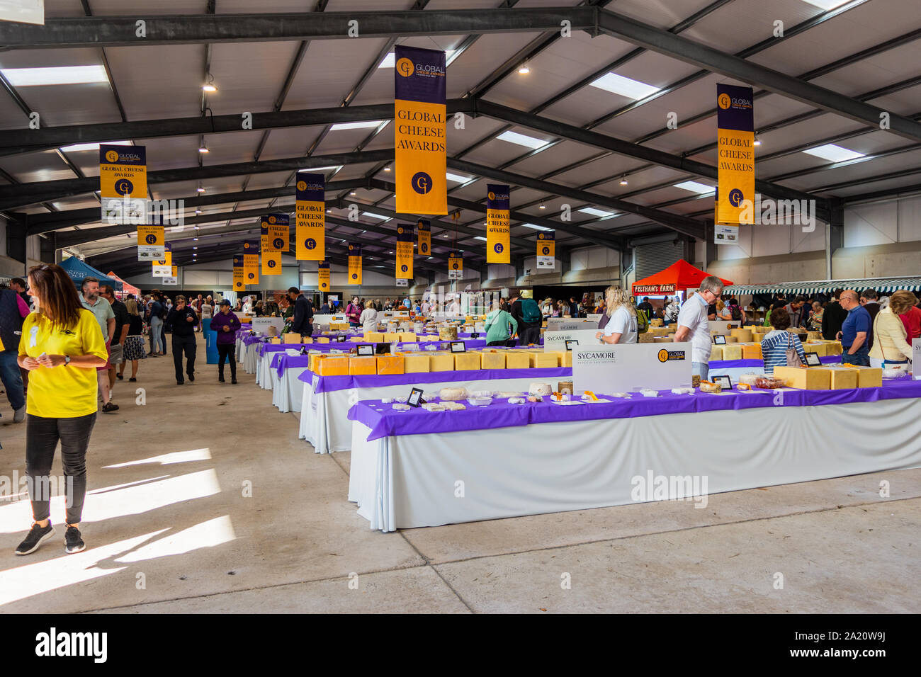 I visitatori a Frome Cheese Show guardare intorno il formaggio hall presso le esposizioni che sono state giudicate e bancarelle commerciali intorno al bordo Foto Stock