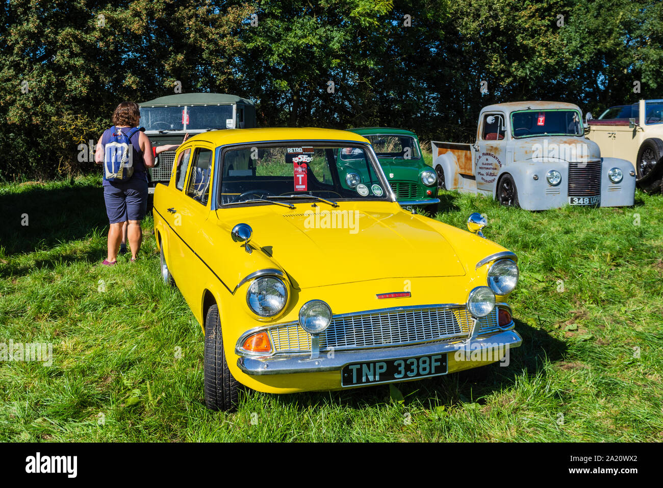 Un 1968 Ford Anglia 105E in giallo sul display nella classica area veicolo del 2019 Frome Cheese show Foto Stock