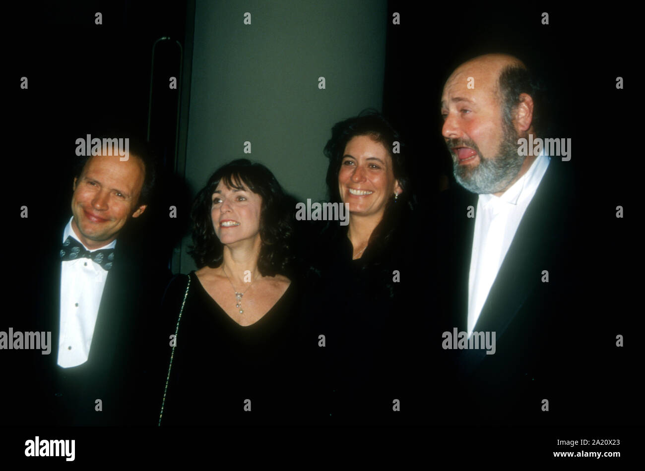 Beverly Hills, in California, Stati Uniti d'America 14 gennaio 1995 attore Billy Crystal, moglie Janice Crystal, Michele cantante Reiner e il marito regista/attore Rob Reiner frequentare gli amici americani della Hebrew University di venticinquesima edizione del Premio Scopus saluto a Ted Turner il 14 gennaio 1995 presso il Beverly Hilton Hotel di Beverly Hills, la California, Stati Uniti d'America. Foto di Barry re/Alamy Stock Photo Foto Stock