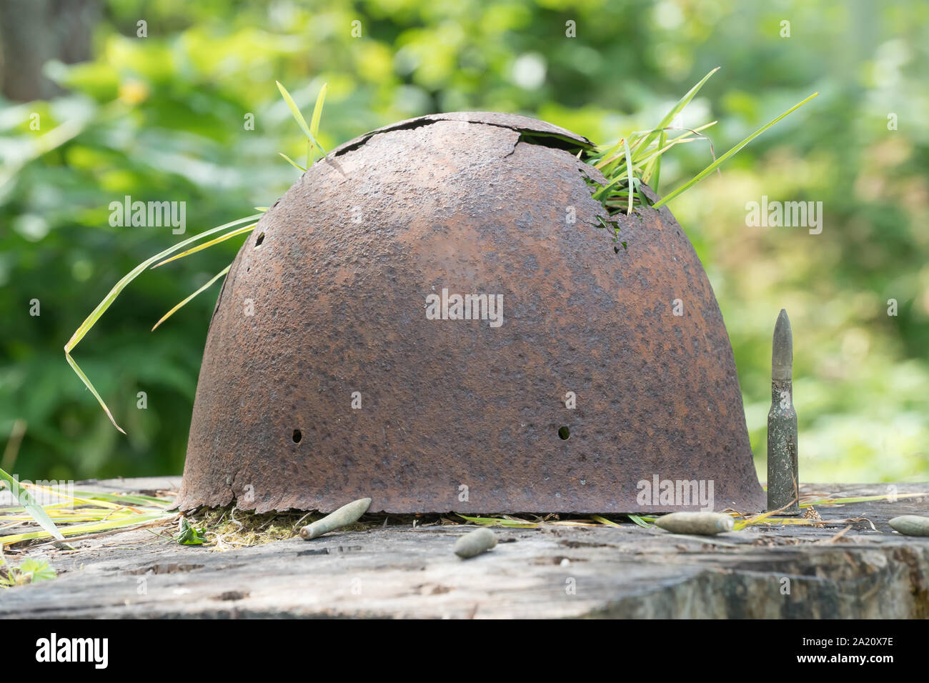 Regione di Leningrado, Russia - 6 Agosto 2019 - un arrugginito battaglia finlandese casco da guerra mondiale II periodo scavata nella Carelia, a nord di San Pietroburgo Foto Stock