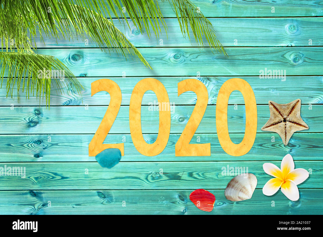 Carta tagliata 2020, vacanza tropicale sfondo con palme e conchiglie, anno nuovo card Foto Stock