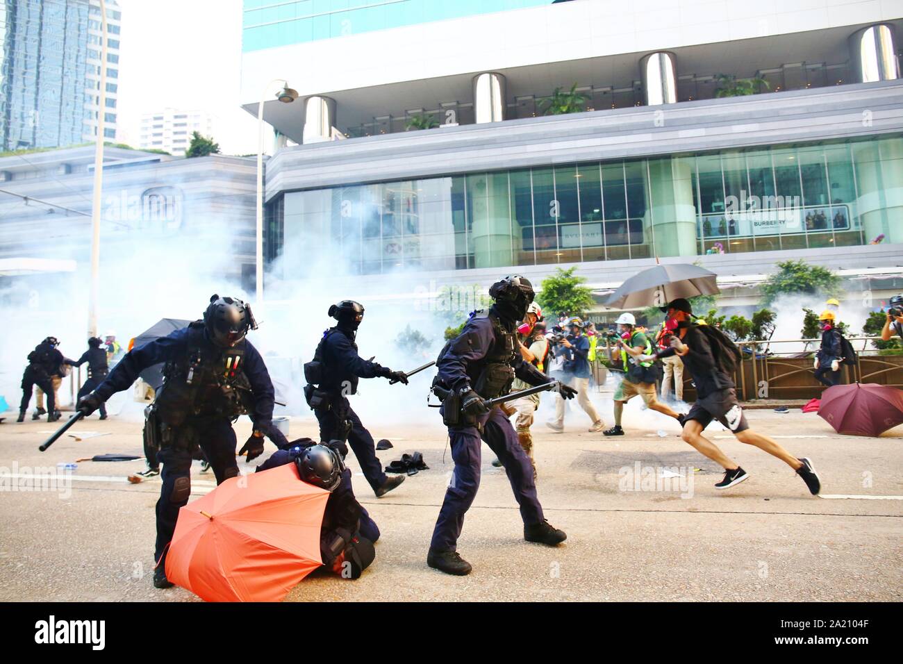 Hong Kong, Cina. 29Sep, 2019. Decine di migliaia di manifestanti frequentare non autorizzato di un anti-totalitarismo marzo che si trasforma in scontri tra Hong Kong polizia e manifestanti. Qui i manifestanti in lotta con i poliziotti antisommossa all'Admiralty Road. Mattoni e bombe a benzina sono gettati presso la polizia che ritornano con spruzzo di pepe e gas lacrimogeni. Credito: Gonzales foto/Alamy Live News Foto Stock