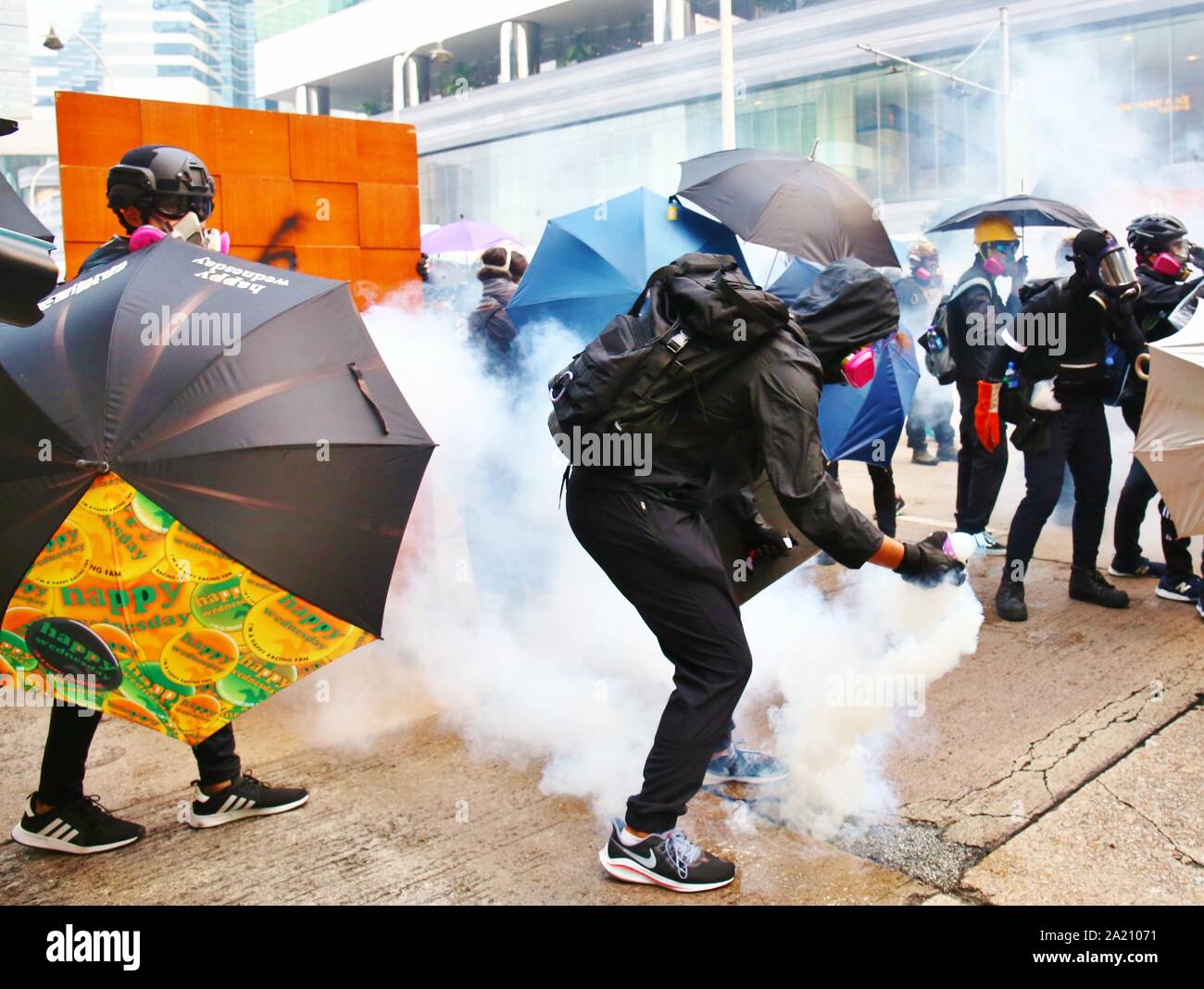 Hong Kong, Cina. 29Sep, 2019. Decine di migliaia di manifestanti frequentare non autorizzato di un anti-totalitarismo marzo che si trasforma in scontri tra Hong Kong polizia e manifestanti. Qui i manifestanti in lotta con i poliziotti antisommossa all'Admiralty Road. Mattoni e bombe a benzina sono gettati presso la polizia che ritornano con spruzzo di pepe e gas lacrimogeni. Credito: Gonzales foto/Alamy Live News Foto Stock
